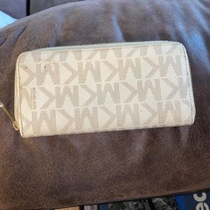 Michael khors wallet